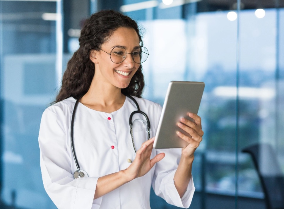 Professionnelle de santé avec tablette