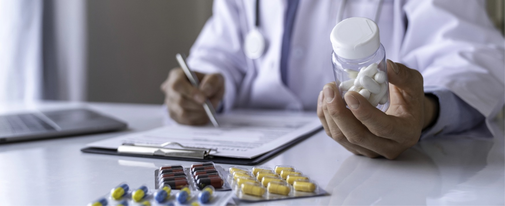 Pharmacien avec médicaments